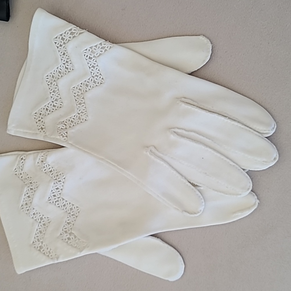 Vintage cream gloves. Perfect for first communion.